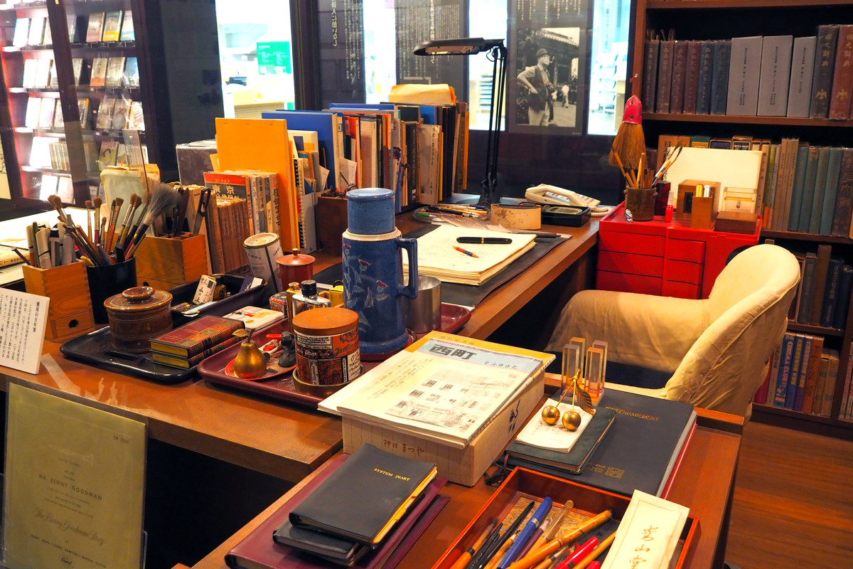 池波正太郎の書斎が復元されたコーナー。